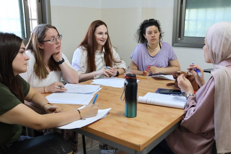 أتقن فن التحية والتعارف بالعربية